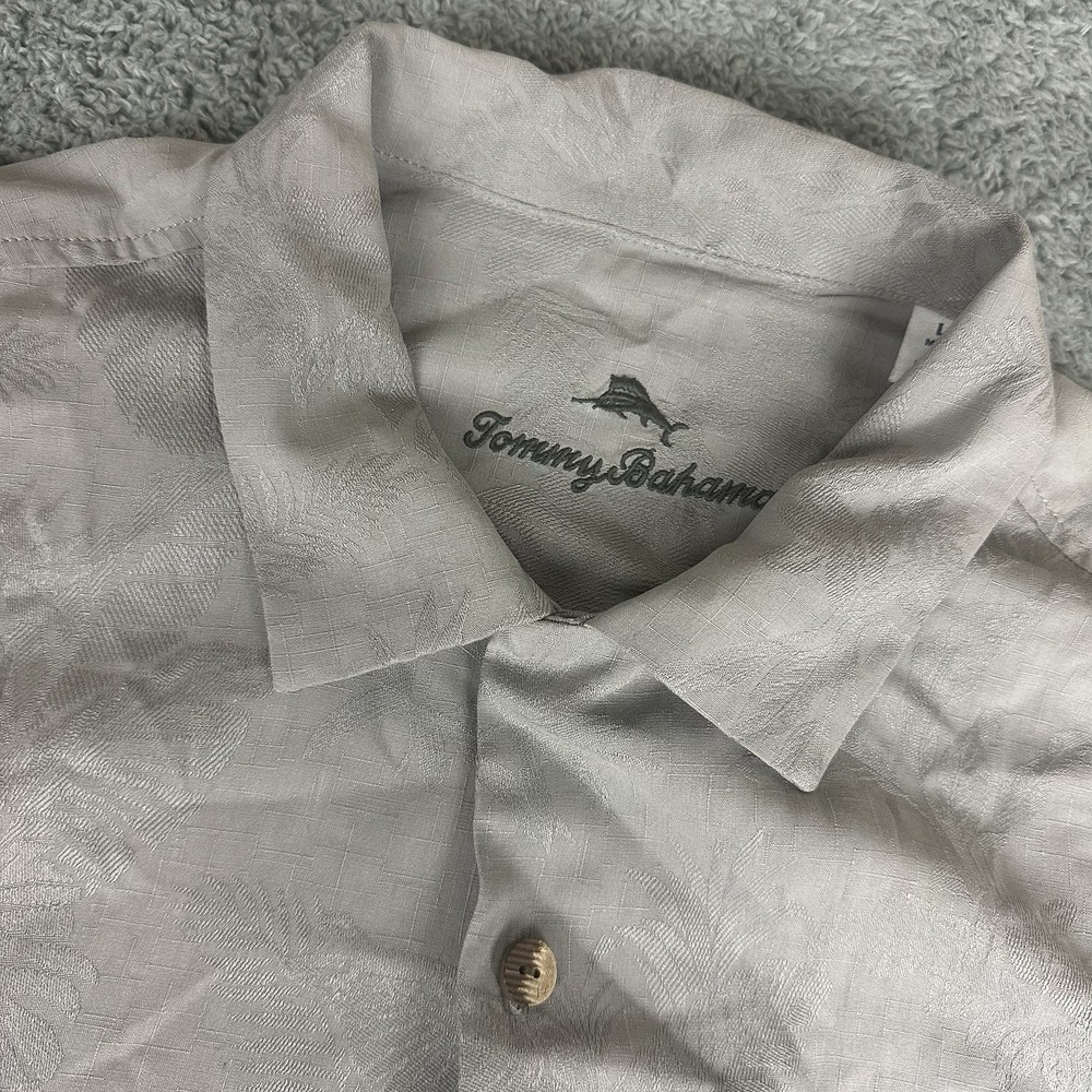 Tommy Bahama Gray Floral Mens Size L‎ Wooden Button Silk Short Sleeve Shirt